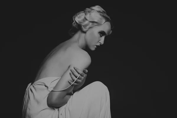 Krásná blondýna v historických krojích na tmavém pozadí — Stock fotografie