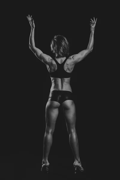 A bela menina de esportes em um fundo escuro — Fotografia de Stock