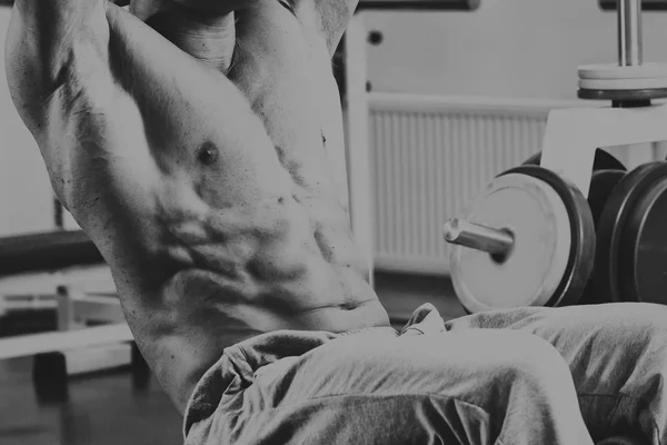 Entrenamiento de fuerza atleta profesional en el gimnasio — Foto de Stock