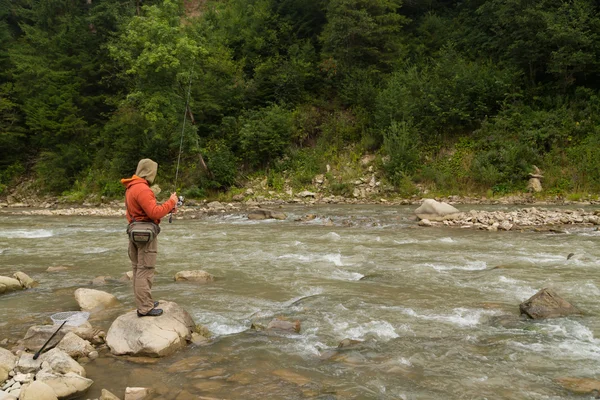 Pesca nel fiume di montagna in estate — Foto Stock