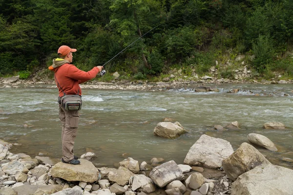 Ψάρεμα στο ποτάμι βουνό το καλοκαίρι — Φωτογραφία Αρχείου