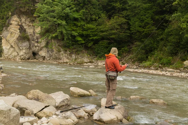Рыбалка в горной реке летом — стоковое фото