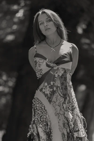 Una chica joven y atractiva en hermoso vestido de verano en medio de prados soleados —  Fotos de Stock