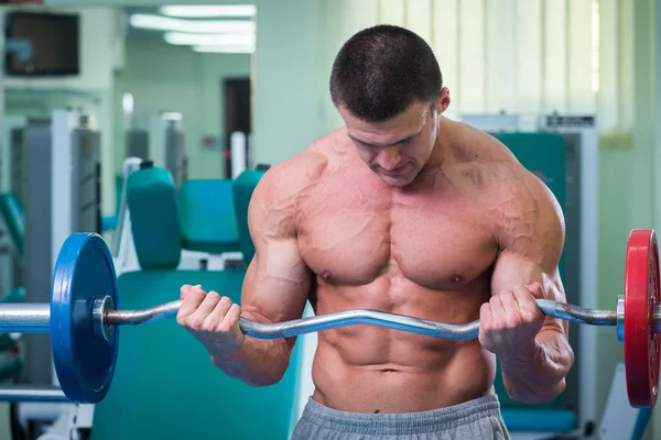 Entraînement de force athlète professionnel dans la salle de gym — Photo