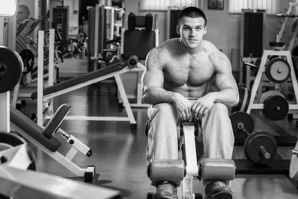 Entrenamiento de fuerza atleta profesional en el gimnasio — Foto de Stock