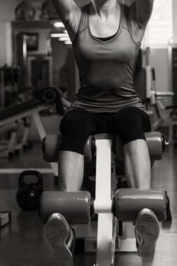 Güzel kız egzersizleri spor salonunda alır.