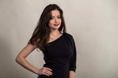 Koyu elbiseli güzel esmer