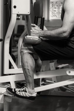 Gücü eğitim profesyonel sporcu spor salonunda