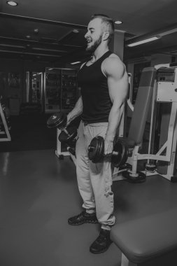 Gücü eğitim profesyonel sporcu spor salonunda