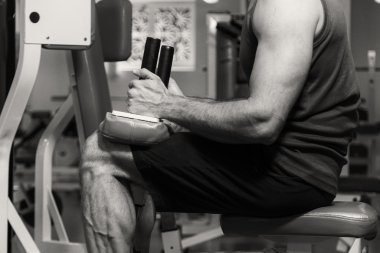 Gücü eğitim profesyonel sporcu spor salonunda