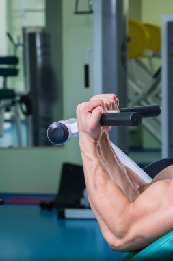 Gücü eğitim profesyonel sporcu spor salonunda