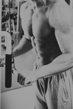 Gücü eğitim profesyonel sporcu spor salonunda