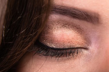 Koyu elbiseli güzel esmer