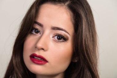 Koyu elbiseli güzel esmer