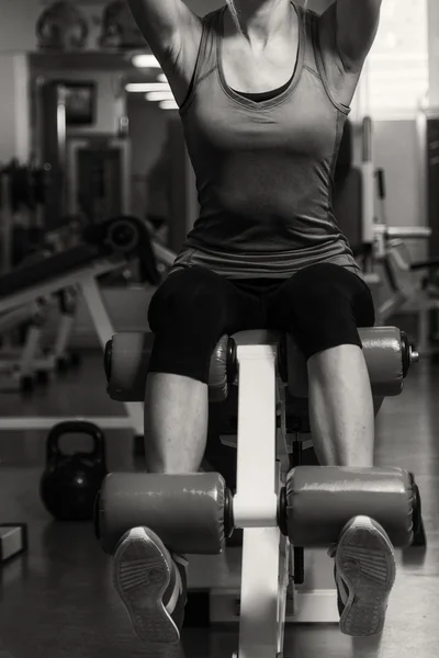 Hermosa chica toma ejercicios en el gimnasio — Foto de Stock