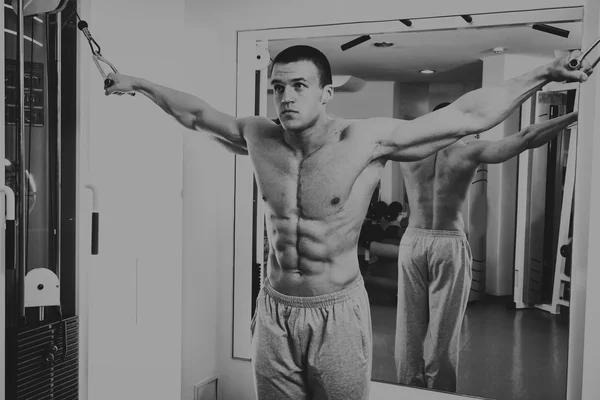 Entrenamiento de fuerza atleta profesional en el gimnasio — Foto de Stock