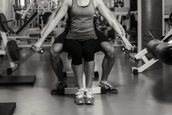 Ungt par i gymmet på den gemensamma utbildningen — Stockfoto