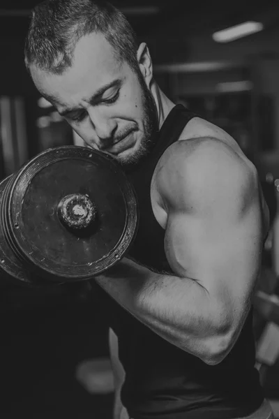 Sterkte opleiding professionele atleet in de sportschool — Stockfoto