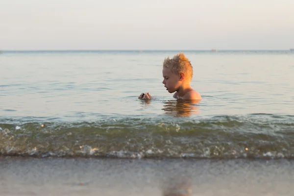 浜辺の砂で遊ぶ少年 — ストック写真