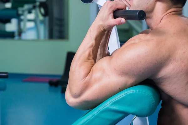 Allenamento di forza atleta professionista in palestra — Foto Stock