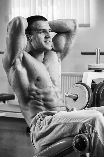 Entrenamiento de fuerza atleta profesional en el gimnasio — Foto de Stock