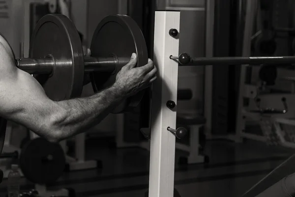 Allenamento di forza atleta professionista in palestra — Foto Stock