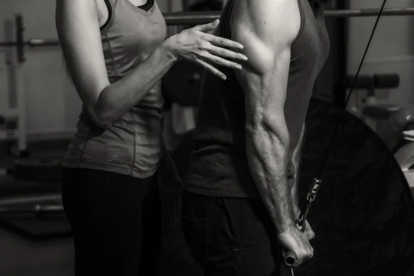 Jong paar in de sportschool bij de gemeenschappelijk opleiding — Stockfoto