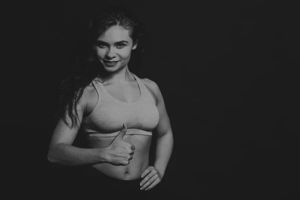 Het prachtige sport meisje op een donkere achtergrond — Stockfoto