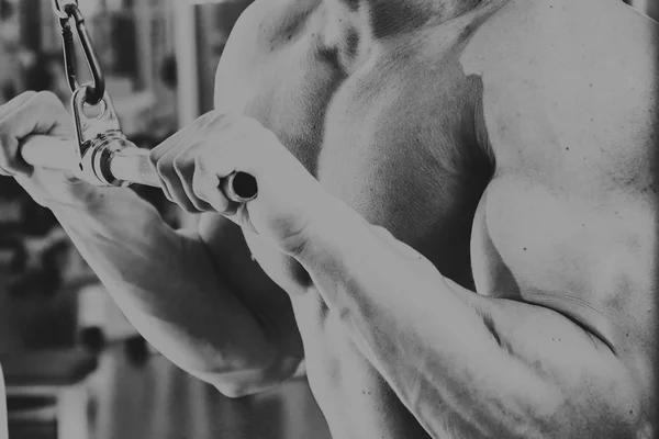 Entrenamiento de fuerza atleta profesional en el gimnasio — Foto de Stock