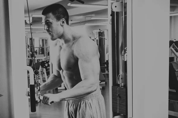 Entraînement de force athlète professionnel dans la salle de gym — Photo