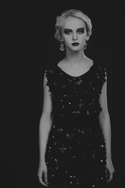 Linda loira em vestido vintage em um fundo escuro — Fotografia de Stock