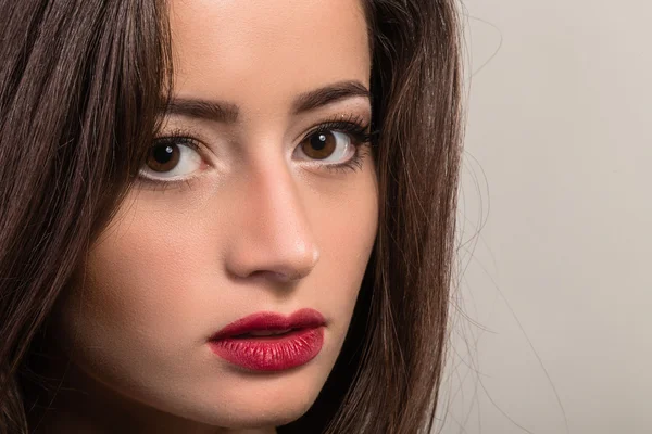 Koyu elbiseli güzel esmer