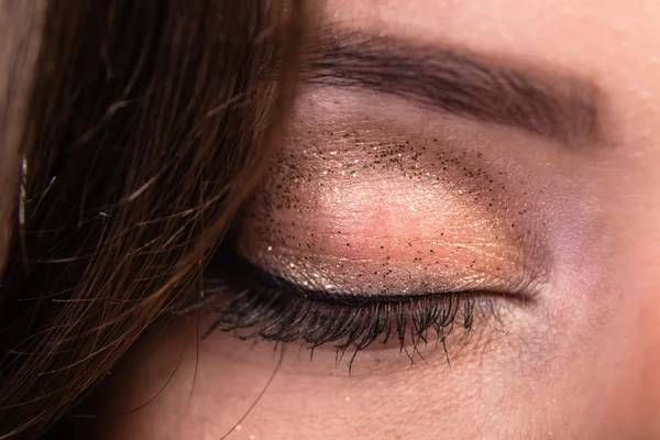 Koyu elbiseli güzel esmer