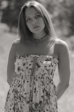 Genç ve çekici kız güzel yaz aylarında güneşli çayırlar orta elbise