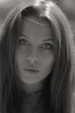 Genç ve çekici kız güzel yaz aylarında güneşli çayırlar orta elbise