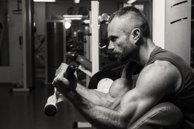 Gücü eğitim profesyonel sporcu spor salonunda