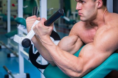 Gücü eğitim profesyonel sporcu spor salonunda