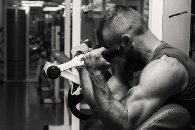 Gücü eğitim profesyonel sporcu spor salonunda