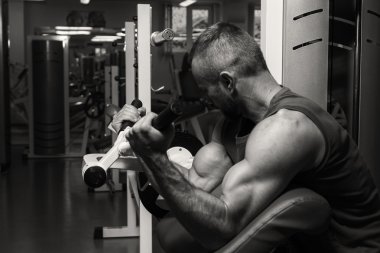 Gücü eğitim profesyonel sporcu spor salonunda