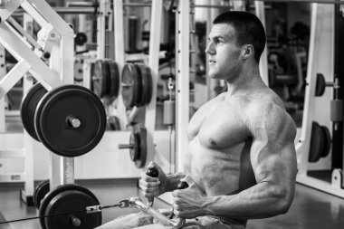 Gücü eğitim profesyonel sporcu spor salonunda