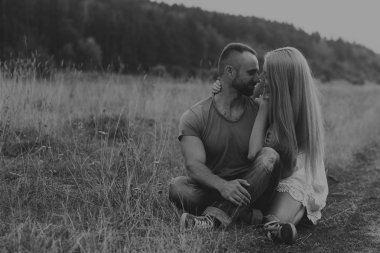 Kaslı adam bir motosiklet orta alan yolun üzerinde güzel bir kadınla