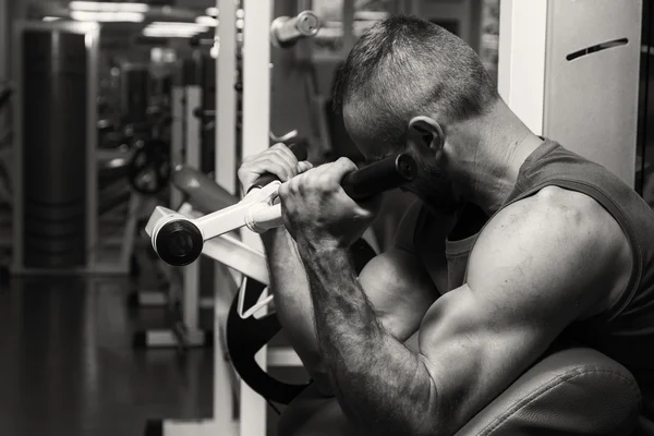 Gücü eğitim profesyonel sporcu spor salonunda