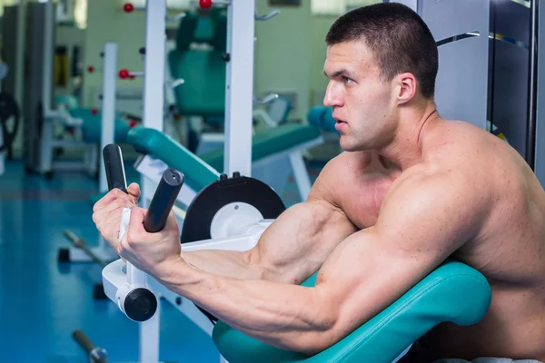 Entrenamiento de fuerza atleta profesional en el gimnasio — Foto de Stock