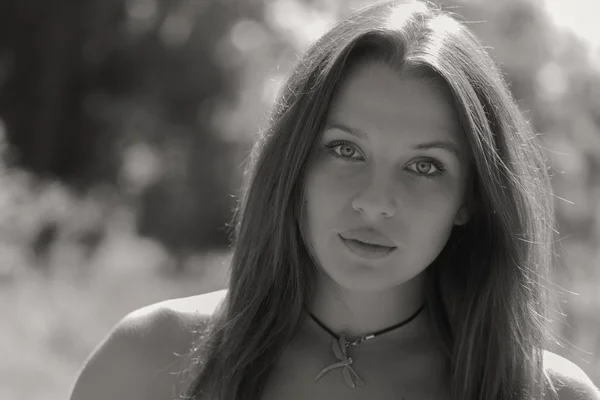 Una chica joven y atractiva en hermoso vestido de verano en medio de prados soleados — Foto de Stock