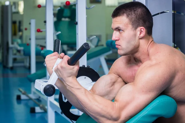 Entrenamiento de fuerza atleta profesional en el gimnasio — Foto de Stock