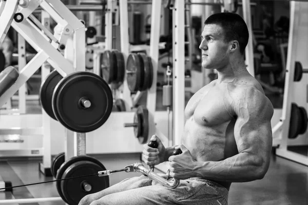 Allenamento di forza atleta professionista in palestra — Foto Stock