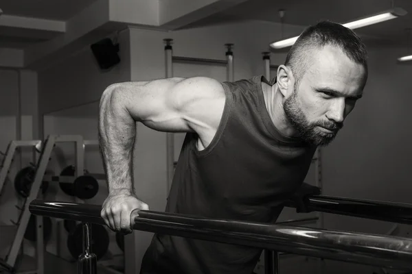 Sterkte opleiding professionele atleet in de sportschool — Stockfoto