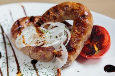 İştah açıcı Bavyera sosis sosu gönderilmiş.