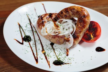 İştah açıcı Bavyera sosis sosu gönderilmiş.