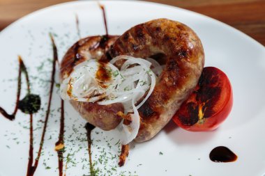 İştah açıcı Bavyera sosis sosu gönderilmiş.